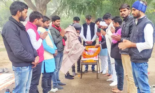 अनशन स्थल पर मनी राज नारायण की पुण्डतिथि एवं छात्र छात्राओं को नव वर्ष की दी अनशन कारियों ने बधाई एवं शुभकामनाएं अनशन स्थल पर मनी राज नारायण की पुण्डतिथि एवं छात्र छात्राओं को नव वर्ष की दी अनशन कारियों ने बधाई एवं शुभकामनाएं