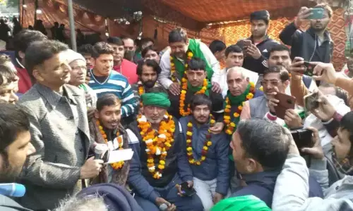 सांसद डॉ. महेश शर्मा और विधायक पंकज सिंह ने किसानों को मिठाई खिलाकर चार महीने से चल रहा किसानों का धरना समाप्त कराया सांसद डॉ. महेश शर्मा और विधायक पंकज सिंह ने किसानों को मिठाई खिलाकर चार महीने से चल रहा किसानों का धरना समाप्त कराया