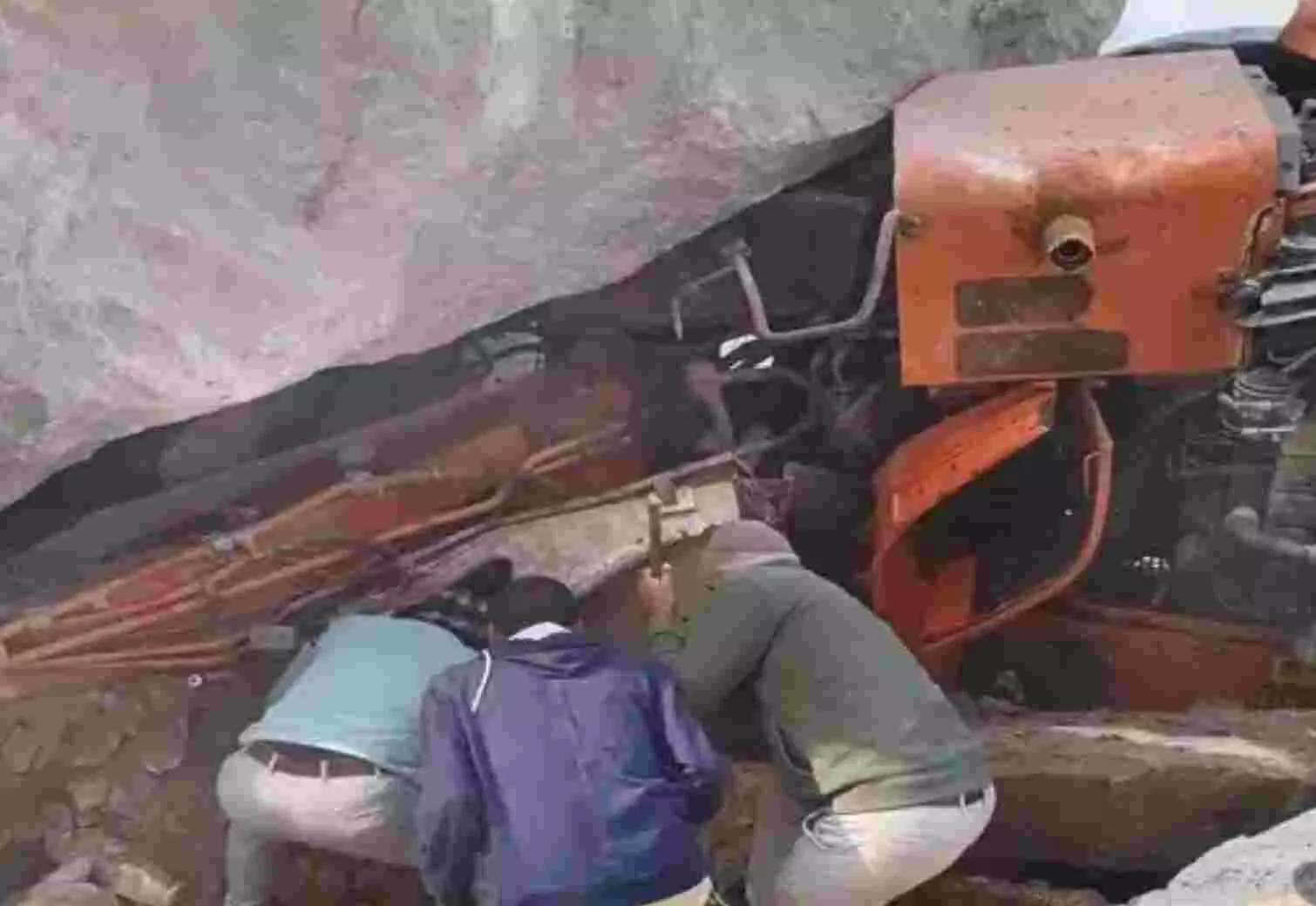हरियाणा में बड़ा हादसा : Bhiwani में पहाड़ खिसकने से 20-25 मजदूर दबे, तीन शव निकाले गए, बचाव कार्य जारी