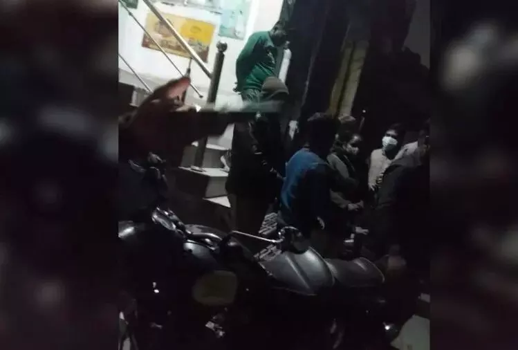स्पा सेंटरों की आड़ में चल रहा था सेक्स रैकेट, केबिन में आपत्तिजनक हालत में मिलीं युवतियां स्पा सेंटरों की आड़ में चल रहा था सेक्स रैकेट, केबिन में आपत्तिजनक हालत में मिलीं युवतियां