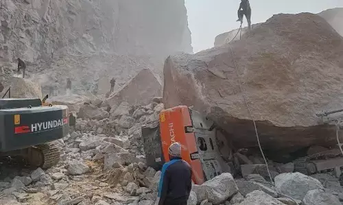 हरियाणा के भिवानी की खनन खदान में हुआ लैंडस्लाइड, दो की मौत, दस गाड़ियां दबी