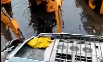 बस ड्राइवर की झपकी लगने से नदी में गिरी, तीन की मौत, 28 घायल बस ड्राइवर की झपकी लगने से नदी में गिरी, तीन की मौत, 28 घायल