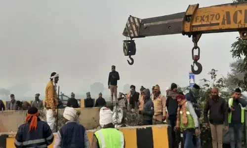 आगरा में यमुना एक्सप्रेस-वे पर हादसा, गाटर से भरा कंटेनर पुलिया में गिरा, 2 की मौत