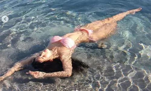 दिशा पाटनी ने पिंक बिकिनी में शेयर कीं दो खूबसूरत तस्वीरें, तस्वीरों पर फिदा हुए फैंस दिशा पाटनी ने पिंक बिकिनी में शेयर कीं दो खूबसूरत तस्वीरें, तस्वीरों पर फिदा हुए फैंस