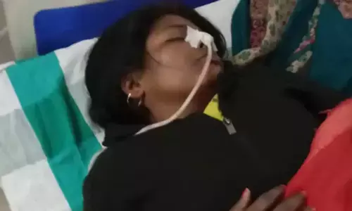 महिला ने डीएम दफ्तर के सामने खाया जहर, हालत गंभीर महिला ने डीएम दफ्तर के सामने खाया जहर, हालत गंभीर