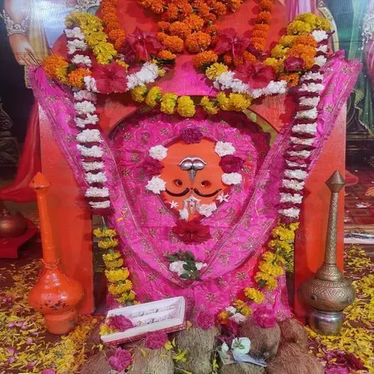 इस मंदिर में सिर के बल उल्टे खड़े रहते हैं हनुमान जी इस मंदिर में सिर के बल उल्टे खड़े रहते हैं हनुमान जी