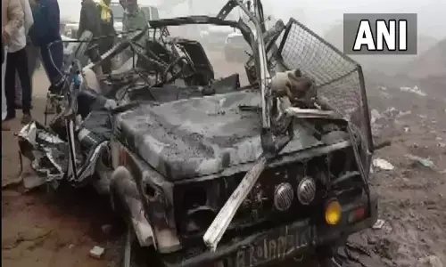 पुलिस की जिप्सी पर पलटा हाइवा, तीन जवानों की मौके पर ही मौत, दो गंभीर पुलिस की जिप्सी पर पलटा हाइवा, तीन जवानों की मौके पर ही मौत, दो गंभीर