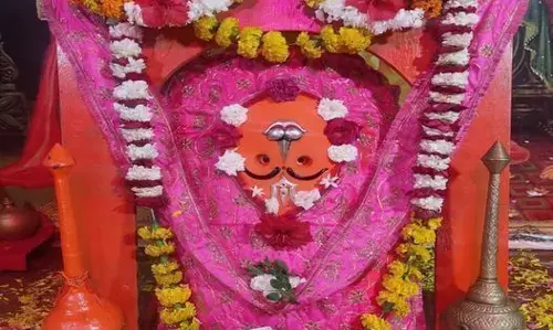 इस मंदिर में सिर के बल उल्टे खड़े रहते हैं हनुमान जी इस मंदिर में सिर के बल उल्टे खड़े रहते हैं हनुमान जी