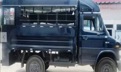 अदालत में पेशी पर आया कैदी पुलिस की गाड़ी से फरार, जानें क्या है मामला अदालत में पेशी पर आया कैदी पुलिस की गाड़ी से फरार, जानें क्या है मामला