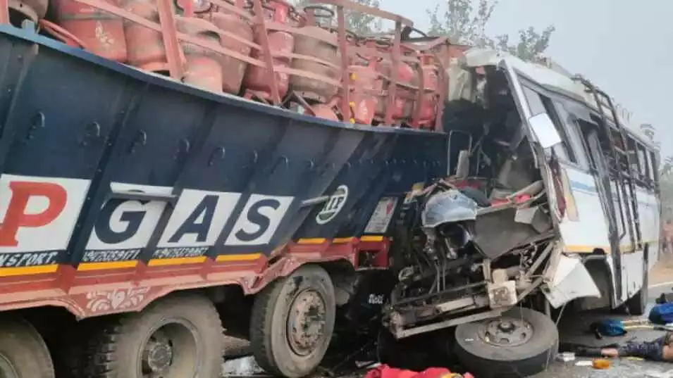 झारखंड में भीषण सड़क हादसा: बस से भिड़ा गैस सिलेंडर से लदा ट्रक, 10 की मौत, कई लोग घायल झारखंड में भीषण सड़क हादसा: बस से भिड़ा गैस सिलेंडर से लदा ट्रक, 10 की मौत, कई लोग घायल