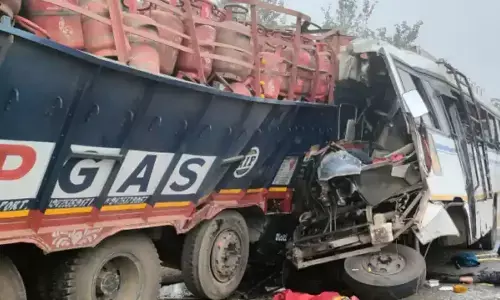 झारखंडः बस-ट्रक में भीषण टक्कर, कई लोगों की दर्दनाक मौत