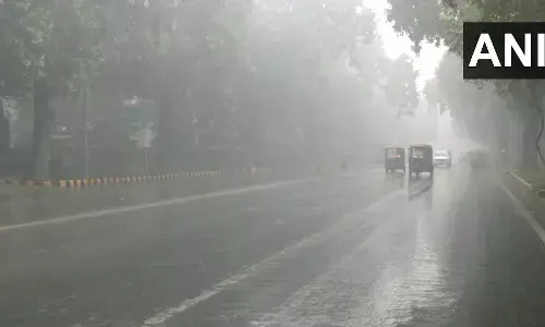बारिश से बढ़ी ठंड, दिल्ली-एनसीआर के कई इलाकों में बारिश शुरू बारिश से बढ़ी ठंड, दिल्ली-एनसीआर के कई इलाकों में बारिश शुरू