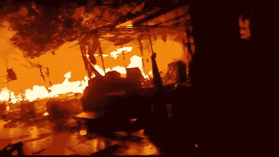 Delhi Fire: लाल किले के सामने लाजपत राय मार्केट में आग लगने से 58 दुकानें चपेट में, मौके पर पहुंची दमकल की 8 गाड़ियां