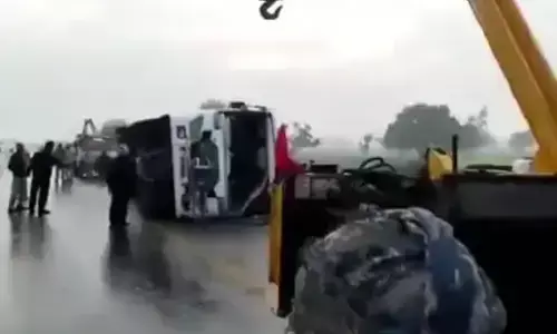 कानपुर में आगरा एक्सप्रेस-वे पर बस पलटी, 15 यात्री गंभीर रूप से घायल कानपुर में आगरा एक्सप्रेस-वे पर बस पलटी, 15 यात्री गंभीर रूप से घायल