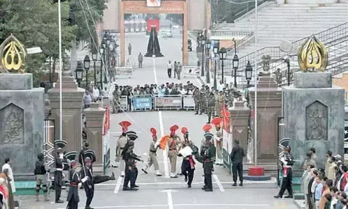 अटारी-वाघा बॉर्डर पर फ्लैग रिट्रीट समारोह में आम जनता के प्रवेश पर रोक अटारी-वाघा बॉर्डर पर फ्लैग रिट्रीट समारोह में आम जनता के प्रवेश पर रोक