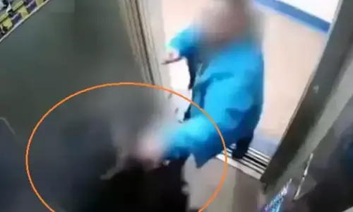 लिफ्ट में जबरदस्ती किस करने लगा लड़का, पीछे से आ गया लड़की का पिता, फिर.... लिफ्ट में जबरदस्ती किस करने लगा लड़का, पीछे से आ गया लड़की का पिता, फिर....