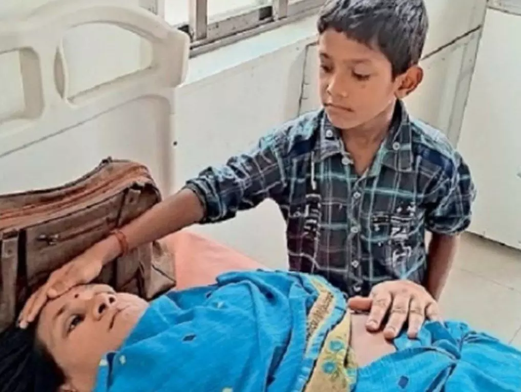 हार्ट अटैक से मां हो गई बेहोश, 7 साल के बेटे की समझदारी से मां को मिल गया जीवनदान हार्ट अटैक से मां हो गई बेहोश, 7 साल के बेटे की समझदारी से मां को मिल गया जीवनदान