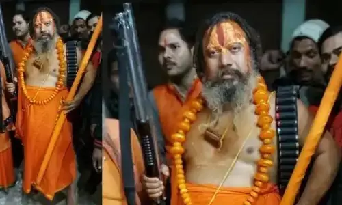 अयोध्या की तपस्वी छावनी के महंत की हथियारों के साथ फोटो वायरल अयोध्या की तपस्वी छावनी के महंत की हथियारों के साथ फोटो वायरल