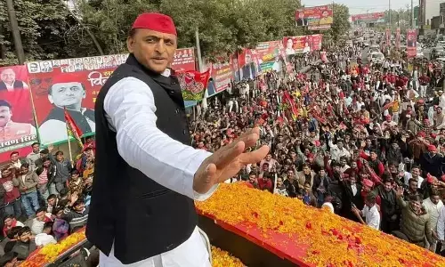 नरम हिंदुत्व की राह पकड़ कर अखिलेश पार्टी का कितना भला कर पाएंगे