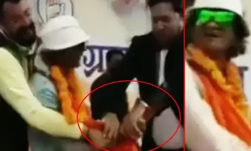 हरीश रावत के मंच पर छुरा लेकर पहुंचा शख्स, मचा हड़कंप हरीश रावत के मंच पर छुरा लेकर पहुंचा शख्स, मचा हड़कंप