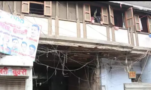 इत्र-जूते के बाद अब मटर कारोबारी के ठिकानों पर IT छापेमारी इत्र-जूते के बाद अब मटर कारोबारी के ठिकानों पर IT छापेमारी
