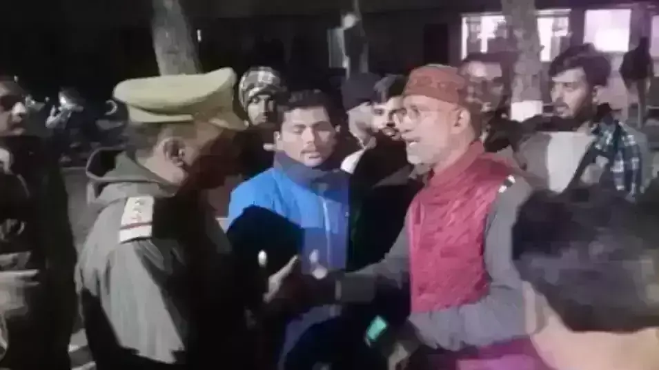 PM मोदी की सुरक्षा में चूक मामले प पर प्रदर्शन कर रहे भाजपा कार्यकर्ताओं पर लाठीचार्ज, SHO को किया गया लाइन हाजिर PM मोदी की सुरक्षा में चूक मामले प पर प्रदर्शन कर रहे भाजपा कार्यकर्ताओं पर लाठीचार्ज, SHO को किया गया लाइन हाजिर