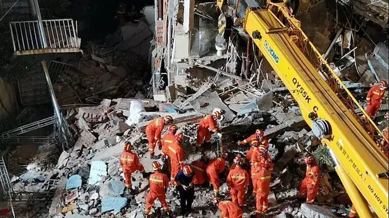 चीन में बड़ा हादसा, चोंगकिंग के कैफेटेरिया में विस्फोट से 16 लोगों की मौत, कई घायल चीन में बड़ा हादसा, चोंगकिंग के कैफेटेरिया में विस्फोट से 16 लोगों की मौत, कई घायल