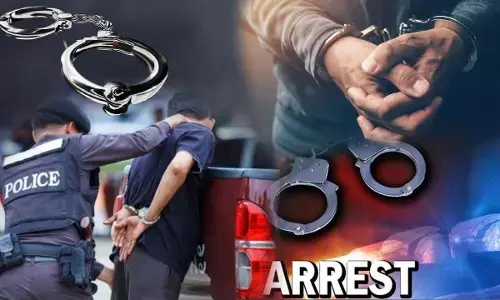 प्रतापगढ़ में कर्मचारियों द्वारा एसडीएम की गिरफ्तारी की मांग, जिलाधिकारी के ऑफिस के सामने धरने पर बैठे प्रतापगढ़ में कर्मचारियों द्वारा एसडीएम की गिरफ्तारी की मांग, जिलाधिकारी के ऑफिस के सामने धरने पर बैठे