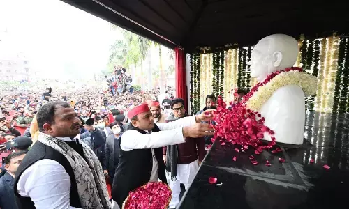 पीएम खाली कुर्सियां देखते तो उन्हें अच्छा लगता : अखिलेश