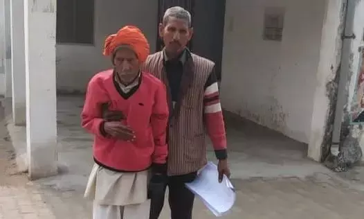 पेंशन व किसान सम्मान निधि दिलाने के नाम पर लिखाया दान पत्र