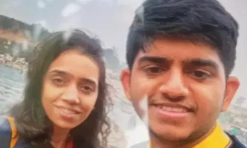 सेल्फी लेना सास बहू को पड़ा महंगा, सास का तो शव मिल गया लेकिन बहू की तलाश जारी सेल्फी लेना सास बहू को पड़ा महंगा, सास का तो शव मिल गया लेकिन बहू की तलाश जारी