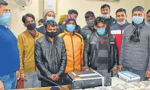 असली जैसे नकली नोट छापने वाले गैंग का खुलासा, मास्टरमाइंड समेत सात लोगों गिरफ्तार, जानें कैसे सीखा था तरीका असली जैसे नकली नोट छापने वाले गैंग का खुलासा, मास्टरमाइंड समेत सात लोगों गिरफ्तार, जानें कैसे सीखा था तरीका