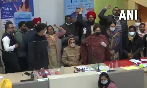 Chandigarh Mayor: चंडीगढ़ में उलटफेर, बीजेपी नेता सरबजीत कौर बनीं मेयर, जमकर हंगामा-AAP के पार्षदों का धरना Chandigarh Mayor: चंडीगढ़ में उलटफेर, बीजेपी नेता सरबजीत कौर बनीं मेयर, जमकर हंगामा-AAP के पार्षदों का धरना