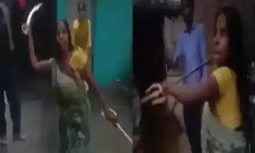 तलवार और त्रिशूल लेकर महिला ने किया तांडव, जानें क्या है मामला? तलवार और त्रिशूल लेकर महिला ने किया तांडव, जानें क्या है मामला?