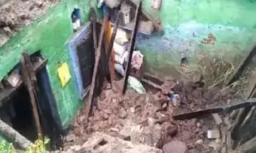 बारिश में मकान की छत गिरने से 2 बच्चे दबे, 1 की हालत गंभीर बारिश में मकान की छत गिरने से 2 बच्चे दबे, 1 की हालत गंभीर