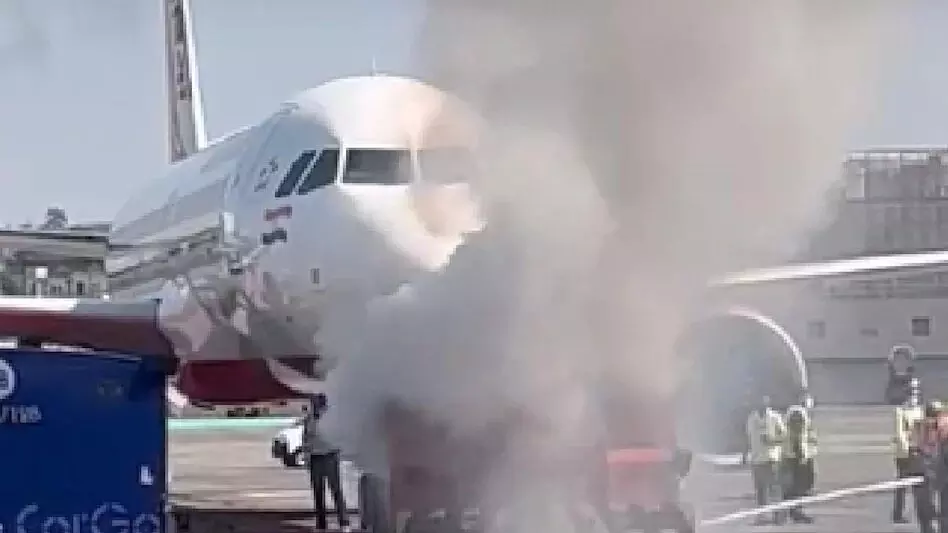 मुंबई: यात्रियों से भरे विमान को पुशबैक देने वाले वाहन में लगी आग