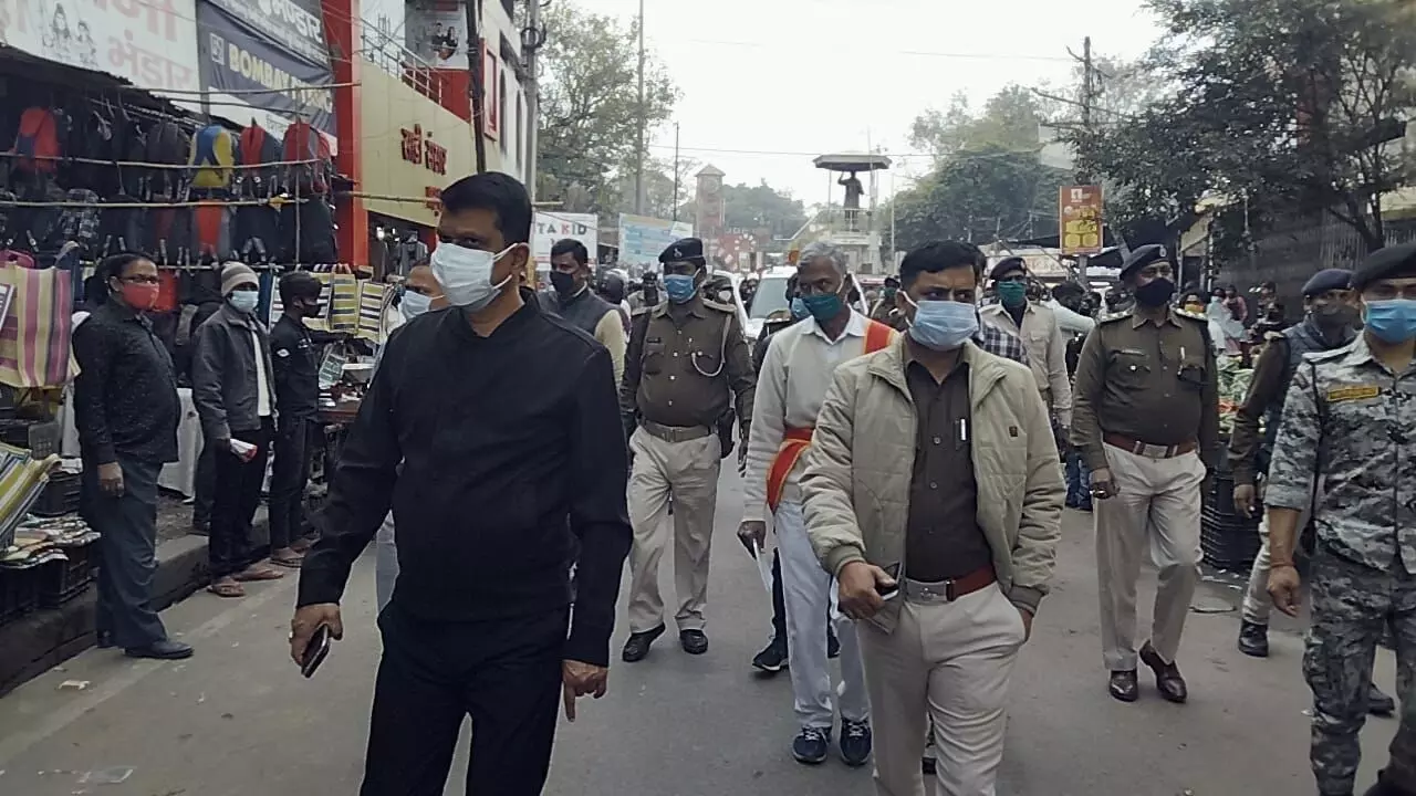 कोरोना गाइडलाइन के उल्लंघन के मामले में DM ने किया कई दुकाने सील कोरोना गाइडलाइन के उल्लंघन के मामले में DM ने किया कई दुकाने सील
