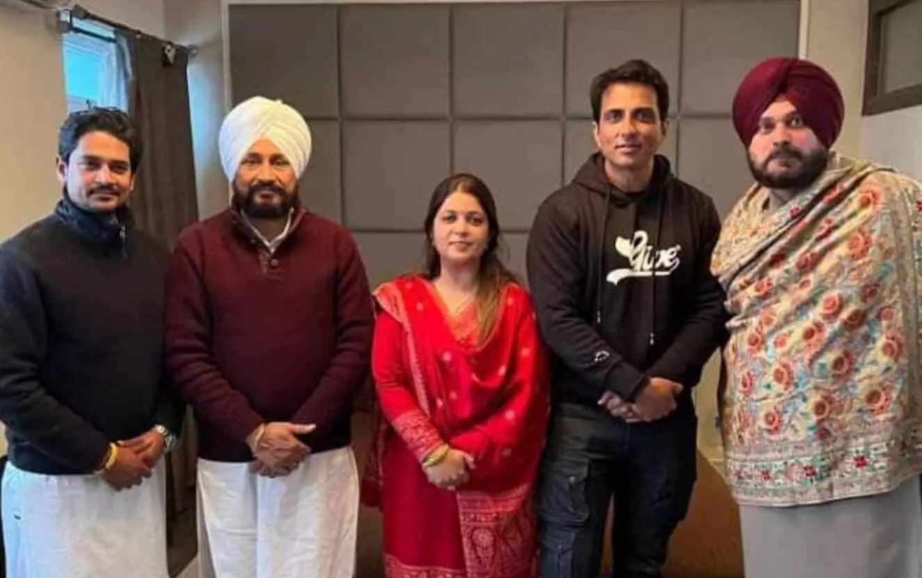 पंजाब चुनाव से ठीक पहले अभिनेता सोनू सूद की बहन मालविका सूद कांग्रेस में हुईं शामिल पंजाब चुनाव से ठीक पहले अभिनेता सोनू सूद की बहन मालविका सूद कांग्रेस में हुईं शामिल