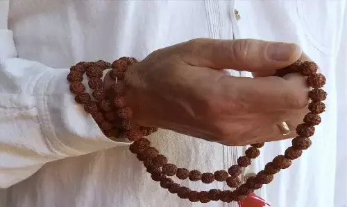 जाप करने वाली माला में क्यों होती है 108 मनके? ये चीज़ जान कर उड़ जाएगी आपकी नीद जाप करने वाली माला में क्यों होती है 108 मनके? ये चीज़ जान कर उड़ जाएगी आपकी नीद