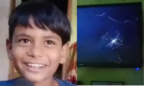 कुत्ते को टीवी से बाहर निकलने के लिए बच्चे ने बल्ले से तोड़ दी टीवी, आखिर ऐसा क्यों किया जानें? कुत्ते को टीवी से बाहर निकलने के लिए बच्चे ने बल्ले से तोड़ दी टीवी, आखिर ऐसा क्यों किया जानें?