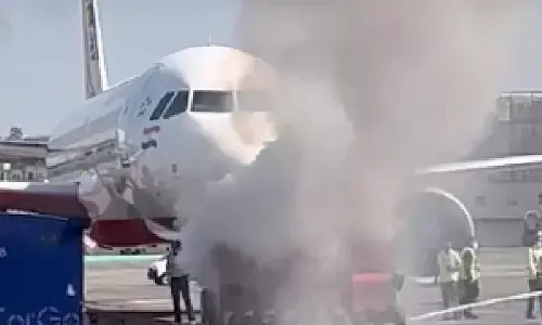 मुंबई: यात्रियों से भरे विमान को पुशबैक देने वाले वाहन में लगी आग मुंबई: यात्रियों से भरे विमान को पुशबैक देने वाले वाहन में लगी आग