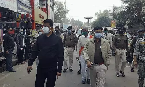 कोरोना गाइडलाइन के उल्लंघन के मामले में DM ने किया कई दुकाने सील कोरोना गाइडलाइन के उल्लंघन के मामले में DM ने किया कई दुकाने सील