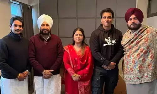 पंजाब चुनाव से ठीक पहले अभिनेता सोनू सूद की बहन मालविका सूद कांग्रेस में हुईं शामिल पंजाब चुनाव से ठीक पहले अभिनेता सोनू सूद की बहन मालविका सूद कांग्रेस में हुईं शामिल