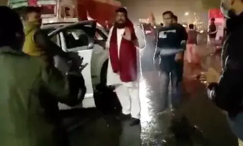 यूपी : लेडी सिंघम ने निकाली गुड्डू पंडित की हेकड़ी, सपा के झंडे हटाए तभी आगे बढ़ने दी गाड़ी, FIR दर्ज, वीडियो वायरल