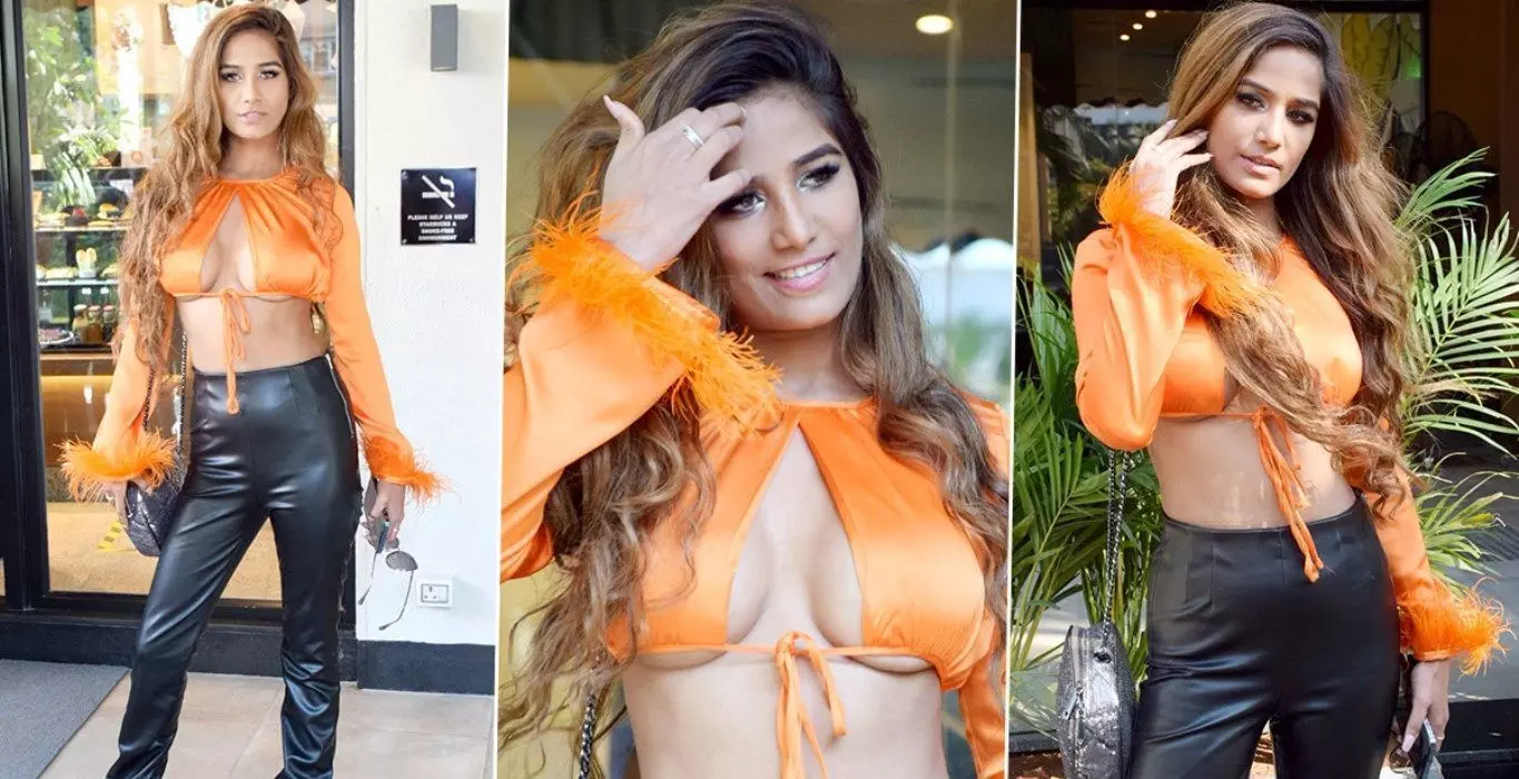 Poonam Pandey ने बोल्ड अवतार से मचाई खलबली, मीडिया के सामने दिखा ऐसा अवतार! Poonam Pandey ने बोल्ड अवतार से मचाई खलबली, मीडिया के सामने दिखा ऐसा अवतार!