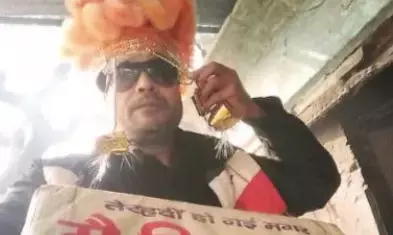 मुर्दे बनना चाहता है दूल्हा, सेहरा बांध पहुंचा मुख्यालय, आखिर मामला क्या है?