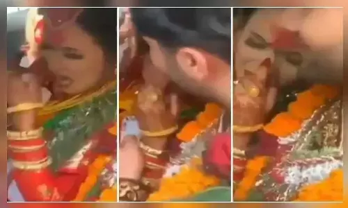 विदाई में दहाड़े मारकर रो रही थी दुल्‍हन, दुल्‍हे ने किया कुछ ऐसा कि चुप हो गई, देखें वीडियो