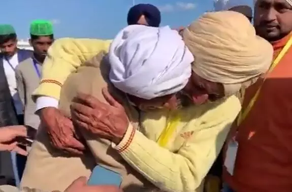 भारत और पाक बटवारे में बिछड़े दो भाई, 74 साल बाद करतारपुर कॉरिडोर में मिले, भावुक कर देने वाला वीडियो हुआ वायरल