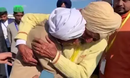 भारत और पाक बटवारे में बिछड़े दो भाई, 74 साल बाद करतारपुर कॉरिडोर में मिले, भावुक कर देने वाला वीडियो हुआ वायरल भारत और पाक बटवारे में बिछड़े दो भाई, 74 साल बाद करतारपुर कॉरिडोर में मिले, भावुक कर देने वाला वीडियो हुआ वायरल