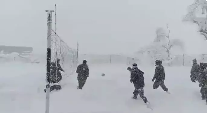 घुटने तक बर्फ में वॉलीबॉल खेल रहे देश के जवान, देंखे वीडियो